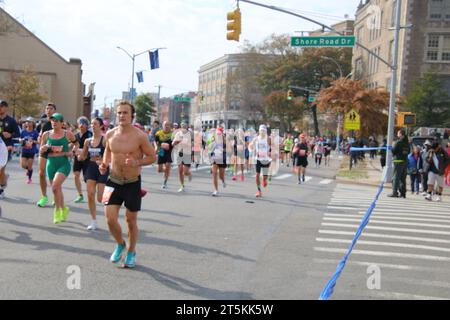 4th Ave e Senator St a Bayridge, Brooklyn, NY 11220 USA. 5 novembre 2023. Sotto un cielo fresco e parzialmente nuvoloso, oltre 50.000 Runners hanno affrontato la 2023 New York Marathon di 26 miglia attraverso cinque distretti, percorrendo una gara generalmente rilassata e di parte in una mite giornata autunnale. Credito: ©Julia Mineeva/EGBN TV News/Alamy Live News Foto Stock