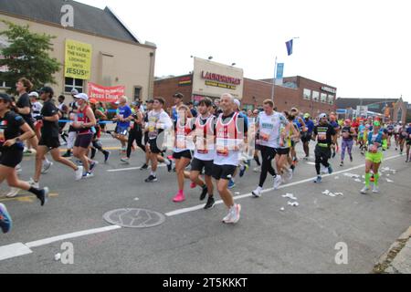 4th Ave e Senator St a Bayridge, Brooklyn, NY 11220 USA. 5 novembre 2023. Sotto un cielo fresco e parzialmente nuvoloso, oltre 50.000 Runners hanno affrontato la 2023 New York Marathon di 26 miglia attraverso cinque distretti, percorrendo una gara generalmente rilassata e di parte in una mite giornata autunnale. Credito: ©Julia Mineeva/EGBN TV News/Alamy Live News Foto Stock