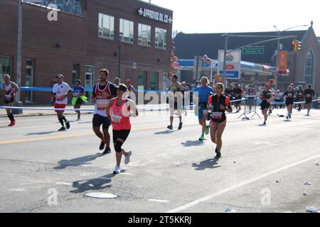 4th Ave e Senator St a Bayridge, Brooklyn, NY 11220 USA. 5 novembre 2023. Sotto un cielo fresco e parzialmente nuvoloso, oltre 50.000 Runners hanno affrontato la 2023 New York Marathon di 26 miglia attraverso cinque distretti, percorrendo una gara generalmente rilassata e di parte in una mite giornata autunnale. Credito: ©Julia Mineeva/EGBN TV News/Alamy Live News Foto Stock