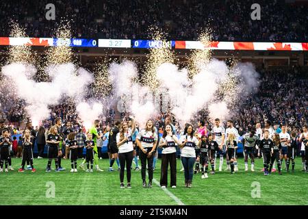 Vancouver, Canada. 5 novembre 2023. Vancouver, British Columbia, Canada, 5 novembre 2023: I cantanti dell'inno nazionale si esibiscono prima della Major League Soccer Playoffs Round 1 Game 2 match tra Vancouver Whitecaps FC e Los Angeles FC al BC Place Stadium di Vancouver, British Columbia, Canada (SOLO USO EDITORIALE). (Amy Elle/SPP) credito: SPP Sport Press Photo. /Alamy Live News Foto Stock