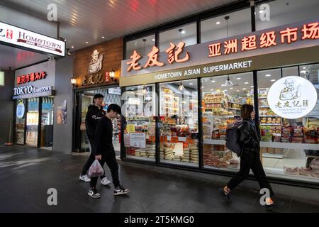 Gli acquirenti al di fuori di un supermercato asiatico. Melbourne, Victoria, Australia Foto Stock