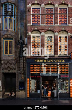 AMSTERDAM, PAESI BASSI - 31, agosto 2022: Negozio di formaggi Henri Willig con gente nei dintorni situato nel centro di Amsterdam Foto Stock