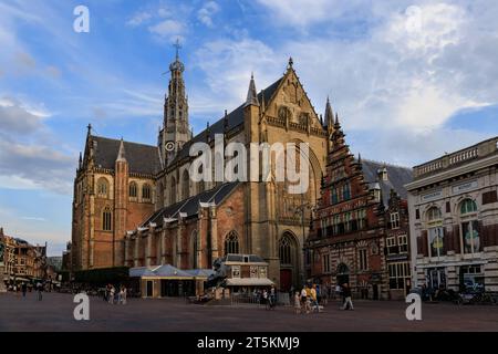 HAARLEM, PAESI BASSI - 02 settembre 2022: Il Grote Markt ad Haarlem con la chiesa di San Bavo Foto Stock