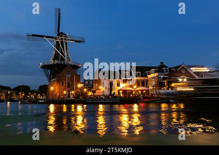 Mill de Adriaan di notte al fiume Spaarne ad Haarlem. Foto Stock