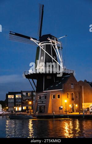 Mill de Adriaan di notte al fiume Spaarne ad Haarlem. Foto Stock