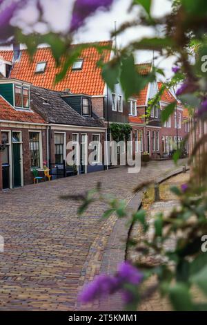 Monnickendam, PAESI BASSI - 05 settembre 2022: Architettura tradizionale olandese nel piccolo villaggio di pescatori di Monnickendam, Olanda settentrionale Foto Stock