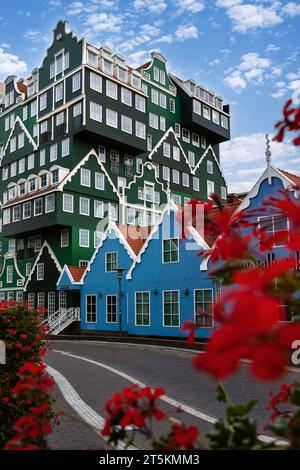 Zaandam, PAESI BASSI - 5 settembre 2022: Città di Zaandam, conosciuta per il suo mix di architettura moderna e tradizionale. Olanda settentrionale, Paesi Bassi Foto Stock