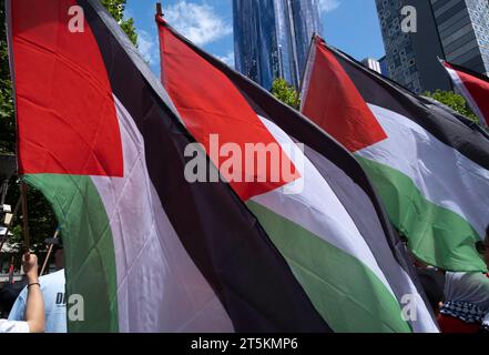 Bandiere palestinesi a un raduno pro-palestinese a Melbourne, Victoria, Australia Foto Stock