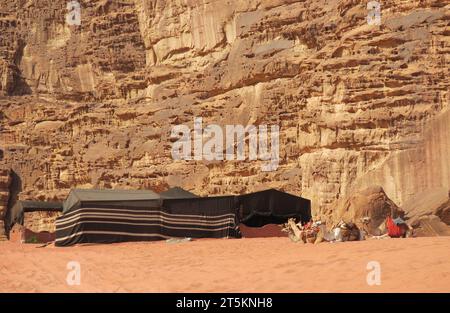 accampamento di una carovana di nomadi nel deserto con cammelli e tende senza persone Foto Stock