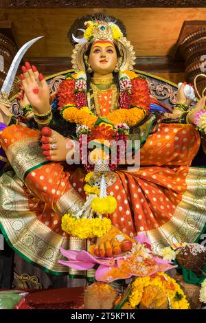 Un bellissimo idolo di Maa Durga adorato in un pandalo durante Navratri a Mumbai, India Foto Stock