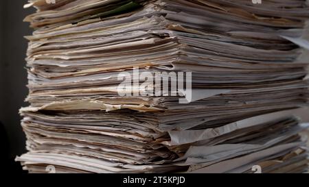 Accatastare la carta da lavoro sulla scrivania, i documenti in ufficio. Cartelle dei documenti con heap impilato Foto Stock