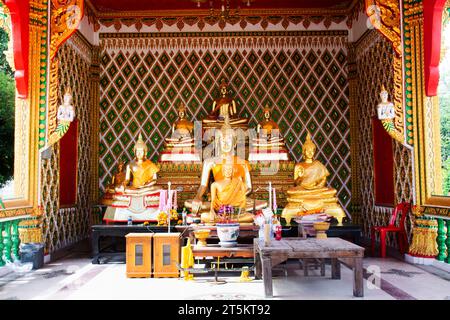 Antica statua del buddha nell'antico piccolo santuario per i viaggiatori thailandesi visitano Respect pregando benedizione desiderio sacro mistero di Wat Saen Suk o Saen Foto Stock