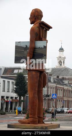 Assen, Paesi Bassi - 11 ottobre 2023 "viaggiare con Vincent - Van Gogh a Drenthe" è una mostra nel museo di Assen. Per celebrare questo, un gigantesco st Foto Stock