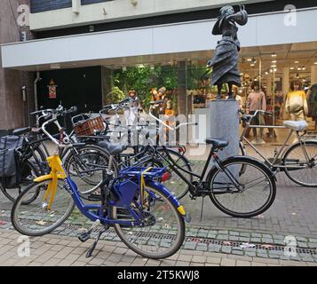 Assen, Paesi Bassi - 11 ottobre 2023 Una statua di bronzo chiamata "le Miroir of Elegance" di Tineke Bot. Di fronte alla statua sono parcheggiate le biciclette. Uno è a Foto Stock