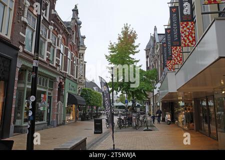 Assen, Paesi Bassi - 11 ottobre 2023 Una strada chiamata Marktstaat ad Assen Foto Stock