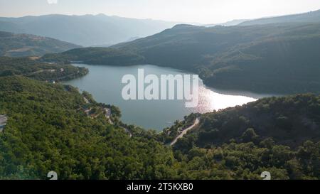 Lago Zinav. Un lago naturale tra montagne coperte di foreste. Il lago Zinav e il canyon si trovano a Tokat in Turchia. Attrazioni turistiche della Turchia Foto Stock