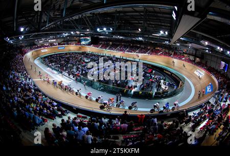 Saint Quentin EN Yvelines, Francia. 21 ottobre 2018. Foto di Alex Whitehead/SWpix.com - 21/10/2018 - Ciclismo - Tissot UCI Track Cycling World Cup - Velodrome de Saint-Quentin-en-Yvelines, Francia - Vista generale (GV). IMMAGINE DEL FILE: Una vista generale dell'interno del Vélodrome National de Saint-Quentin-en-Yvelines a Montigny-le-Bretonneux, Francia. Sede degli eventi di ciclismo su pista e ciclismo su pista Para alle Olimpiadi e Paralimpiadi di Parigi del 2024. Credito: SWpix/Alamy Live News Foto Stock