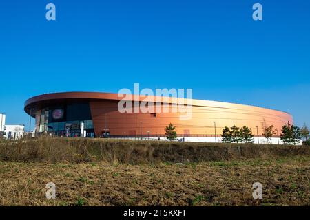 Saint Quentin EN Yvelines, Francia. 21 ottobre 2018. Foto di Alex Whitehead/SWpix.com - 21/10/2018 - Ciclismo - Tissot UCI Track Cycling World Cup - Velodrome de Saint-Quentin-en-Yvelines, Francia - Vista generale (GV). IMMAGINE DEL FILE: Una vista generale esterna del Vélodrome National de Saint-Quentin-en-Yvelines a Montigny-le-Bretonneux, Francia. Sede degli eventi di ciclismo su pista e ciclismo su pista Para alle Olimpiadi e Paralimpiadi di Parigi del 2024. Credito: SWpix/Alamy Live News Foto Stock