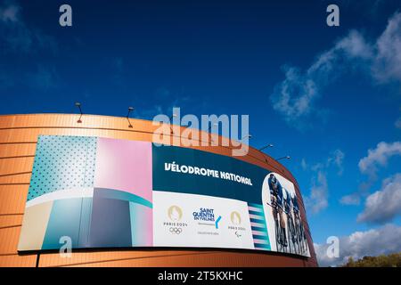 Saint Quentin EN Yvelines, Francia. 5 novembre 2023. Foto di Alex Whitehead/SWpix.com - 05/11/2023 - Ciclismo - UCI Track Champions League, terzo round: Saint-Quentin-en-Yvelines - Vélodrome National de Saint-Quentin-en-Yvelines, Francia - Vista generale (GV). IMMAGINE DEL FILE: Una vista generale esterna del Vélodrome National de Saint-Quentin-en-Yvelines a Montigny-le-Bretonneux, Francia. Sede degli eventi di ciclismo su pista e ciclismo su pista Para alle Olimpiadi e Paralimpiadi di Parigi del 2024. Credito: SWpix/Alamy Live News Foto Stock