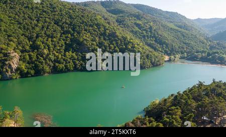 Lago Boraboy. Lago naturale tra montagne ricoperte di alberi. Boraboy Lake si trova ad Amasya in Turchia. Attrazioni turistiche della Turchia. vista aerea Foto Stock