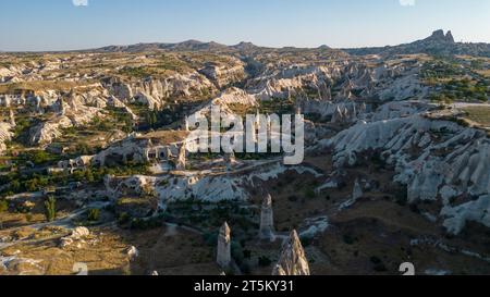 Camini delle fate della Lovers Valley. Camini delle fate in Cappadocia. Vista aerea. Attrazioni turistiche della Turchia Foto Stock