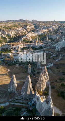 Camini delle fate della Lovers Valley. Camini delle fate in Cappadocia. Vista aerea. Attrazioni turistiche della Turchia Foto Stock