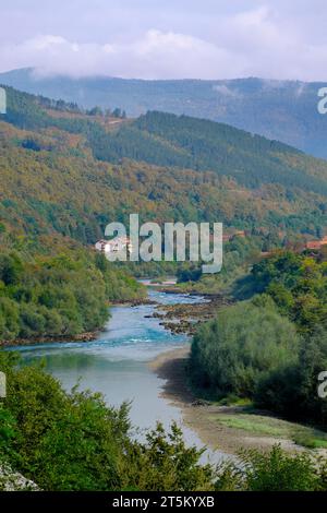 Case lungo il fiume Sutjeska in autunno, Bosnia ed Erzegovina Foto Stock