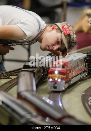 Vancouver, Canada. 5 novembre 2023. Un espositore modifica il suo modello di treno durante l'annuale fiera ferroviaria di Vancouver, British Columbia, Canada, il 5 novembre 2023. Crediti: Liang Sen/Xinhua/Alamy Live News Foto Stock