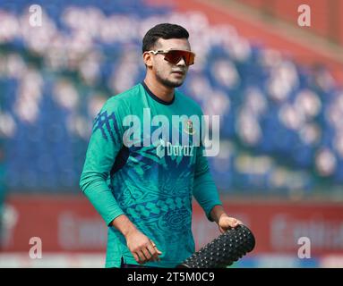 Nuova Delhi, Delhi, India. 6 novembre 2023. Taskin Ahmed del Bangladesh durante la partita n. 38 della ICC Men's Cricket World Cup (ODI) di un giorno internazionale (ODI) tra Sri Lanka e Bangladesh all'Arun Jaitley Stadium, New Delhi, India, il 06 ottobre 2023 (immagine di credito: © Avijit Das/ZUMA Press Wire) SOLO USO EDITORIALE! Non per USO commerciale! Crediti: ZUMA Press, Inc./Alamy Live News Foto Stock