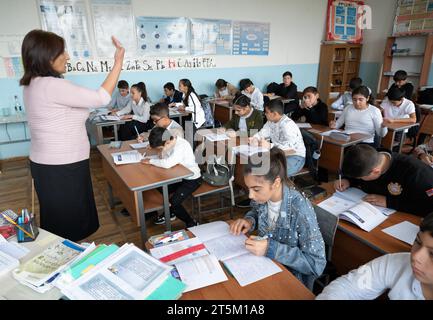 ARM, ARMENIEN : Eine Lehrerin unterrichtet in der Schule von Avschar, einige der Schueler sind Fluechtlinge aus Berg-Karabach, 10.10.2023 ARM ARMENIA : insegnante con i suoi allievi nella scuola di Avshar, alcuni degli allievi sono rifugiati dal Nagorny-Karabakh, 10.10.2023 *** ARM, ARMENIA insegnante con i suoi alunni nella scuola di Avshar, alcuni degli alunni sono rifugiati dal Nagorno Karabakh, 10 10 2023 ARMANO L'ARMENIA Un'insegnante con i suoi alunni nella scuola di Avshar, alcuni degli alunni sono rifugiati dal Nagorno Karabakh, 10 10 2023 credito: Imago/Alamy Live News Foto Stock