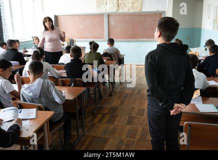 ARM, ARMENIEN : Eine Lehrerin unterrichtet in der Schule von Avschar, einige der Schueler sind Fluechtlinge aus Berg-Karabach, 10.10.2023 ARM ARMENIA : insegnante con i suoi allievi nella scuola di Avshar, alcuni degli allievi sono rifugiati dal Nagorny-Karabakh, 10.10.2023 *** ARM, ARMENIA insegnante con i suoi alunni nella scuola di Avshar, alcuni degli alunni sono rifugiati dal Nagorno Karabakh, 10 10 2023 ARMANO L'ARMENIA Un'insegnante con i suoi alunni nella scuola di Avshar, alcuni degli alunni sono rifugiati dal Nagorno Karabakh, 10 10 2023 credito: Imago/Alamy Live News Foto Stock