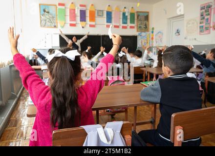 ARM, ARMENIEN : Eine Lehrerin unterrichtet in der ersten Klasse der Schule von Avschar, einige der Schueler sind Fluechtlinge aus Berg-Karabach, 10.10.2023 ARM ARMENIA : insegnante con i suoi allievi nella prima elementare della scuola di Avshar, alcuni degli allievi sono rifugiati di Nagorny-Karabakh, 10.10.2023 *** ARM, ARMENIA insegnante di primo grado della scuola di Avshar, alcuni degli alunni sono rifugiati del Nagorno Karabakh, 10 10 2023 ARMANO L'ARMENIA Un insegnante con i suoi alunni nella prima elementare della scuola di Avshar, alcuni degli alunni sono rifugiati del Nagorny Karabakh, 10 Foto Stock