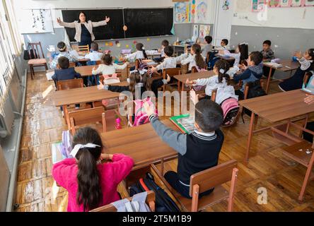 ARM, ARMENIEN : Eine Lehrerin unterrichtet in der ersten Klasse der Schule von Avschar, einige der Schueler sind Fluechtlinge aus Berg-Karabach, 10.10.2023 ARM ARMENIA : insegnante con i suoi allievi nella prima elementare della scuola di Avshar, alcuni degli allievi sono rifugiati di Nagorny-Karabakh, 10.10.2023 *** ARM, ARMENIA insegnante di primo grado della scuola di Avshar, alcuni degli alunni sono rifugiati del Nagorno Karabakh, 10 10 2023 ARMANO L'ARMENIA Un insegnante con i suoi alunni nella prima elementare della scuola di Avshar, alcuni degli alunni sono rifugiati del Nagorny Karabakh, 10 Foto Stock