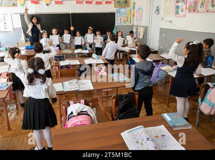 ARM, ARMENIEN : Eine Lehrerin unterrichtet in der ersten Klasse der Schule von Avschar, einige der Schueler sind Fluechtlinge aus Berg-Karabach, 10.10.2023 ARM ARMENIA : insegnante con i suoi allievi nella prima elementare della scuola di Avshar, alcuni degli allievi sono rifugiati di Nagorny-Karabakh, 10.10.2023 *** ARM, ARMENIA insegnante di primo grado della scuola di Avshar, alcuni degli alunni sono rifugiati del Nagorno Karabakh, 10 10 2023 ARMANO L'ARMENIA Un insegnante con i suoi alunni nella prima elementare della scuola di Avshar, alcuni degli alunni sono rifugiati del Nagorny Karabakh, 10 Foto Stock