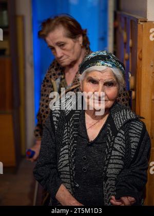 ARM, ARMENIEN : Fluechtlinge aus Berg-Karabach : zwei alte Frauen haben in einem ehemaligen Kindergarten in Masis Obdach gefunden, 11.10.2023 ARM, ARMENIA : Refugees from Nagorny-Karabakh : due vecchie donne trovarono rifugio in un ex asilo a Masis, 11.10.2023 *** ARM, ARMENIA rifugiati dal Nagorno Karabakh due vecchie donne hanno trovato rifugio in un ex asilo a Masis, 11 10 2023 ARM, ARMENIA rifugiati dal Nagorny Karabakh due vecchie donne hanno trovato rifugio in un ex asilo a Masis, 11 10 2023 Credit: Imago/Alamy Live News Foto Stock