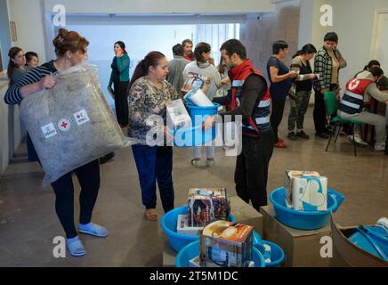 ARM, ARMENIEN : Fluechtlinge aus Berg-Karabach : Fluechtlinge Flüchtlinge in einer Notunterkunft bei Armavir bekommen von Rotes Kreuz Hilfsgueter ueberreicht, 11.10.2023 ARM, ARMENIA : i rifugiati del Nagorny-Karabakh vengono riforniti dalla Croce Rossa in un rifugio di emergenza vicino ad Armavir, 11.10.2023 *** ARM, ARMENIA rifugiati dal Nagorno Karabakh i rifugiati in un rifugio di emergenza vicino ad Armavir vengono riforniti di merci dalla Croce Rossa, 11 10 2023 BRACCI, i rifugiati ARMENI DEL Nagorny Karabakh vengono riforniti di merci dalla Croce Rossa in un rifugio di emergenza vicino ad Armavi Foto Stock