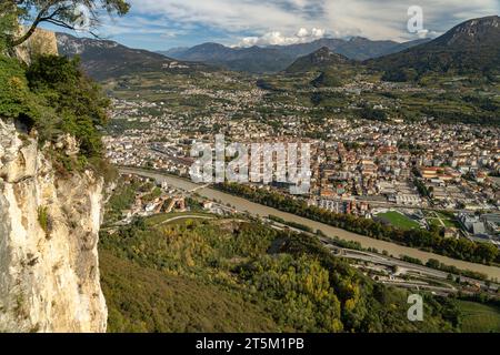 Blick vom Stadtteil Sardagna auf Trient und die Gebirgslandschaft des Trentino, Trient, Trentino, Italien, Europa | Vista da Sardagna a Trento e. Foto Stock