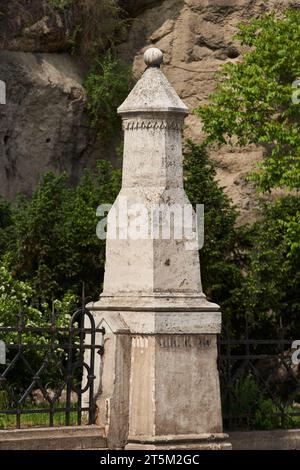 Scultura in pietra sulla recinzione della Grotta del colle Gellert (ungherese: Gellérthegyi-barlang). Budapest, Ungheria - 7 maggio 2019 Foto Stock