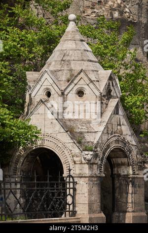 Arco in pietra della Grotta del colle Gellert (ungherese: Gellérthegyi-barlang). Budapest, Ungheria - 7 maggio 2019 Foto Stock