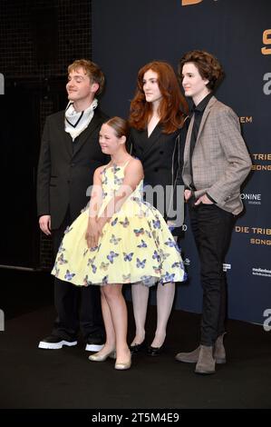 Kjell Brutscheidt, Sofia Sanchez, Irene Böhm e Cooper Dillon bei der Premiere des Kinofilms "Die Tribute von Panem - la ballata degli uccelli canori e dei serpenti" im Zoo Palast. Berlino, 05.11.2023 Foto Stock