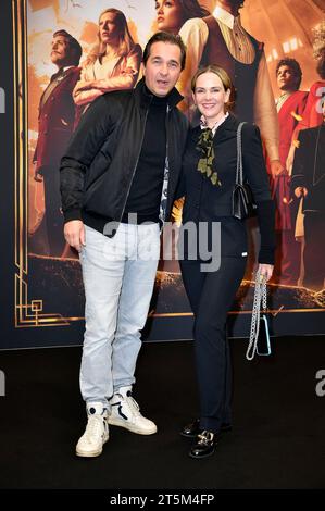 Andreas Elsholz und Denise Zich bei der Premiere des Kinofilms "Die Tribute von Panem - la ballata degli uccelli canori e dei serpenti" im Zoo Palast. Berlino, 05.11.2023 Foto Stock