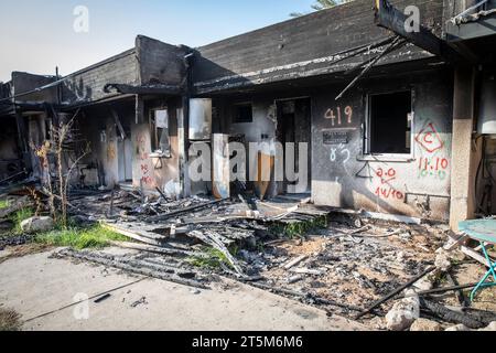 Edifici carbonizzati e distrutti di Kibbutz Kfar Aza dopo un brutale attacco del gruppo terroristico Hamas il 7 ottobre 2023, nella foto 05.11.2023 (CTK pH Foto Stock