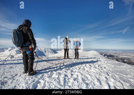 Zakopane, Polonia - 19 gennaio 2019: Gente che sale a Kasprowy Wierch di Zakopane sui Tatra in inverno. Zakopane è una città della Polonia, situata a Tatra Mountai Foto Stock