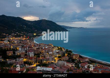 Gioiosa marea, Sicilia, Italia – 25 settembre 2023. Vista panoramica della città e della baia di Gioiosa marea al crepuscolo serale in provincia di Messina. Foto Stock