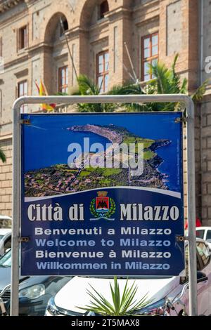 Milazzo, Sicilia, Italia - 3 ottobre 2023. Attenzione selettiva al cartello di benvenuto nel centro di Milazzo con una mappa della città sopra blurr Foto Stock