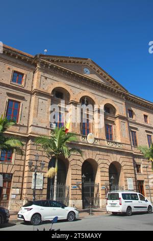 Milazzo, Sicilia, Italia - 3 ottobre 2023 - Municipio. Il progetto del palazzo fu progettato dall'architetto messinese Salvatore Richichi e Dates Foto Stock