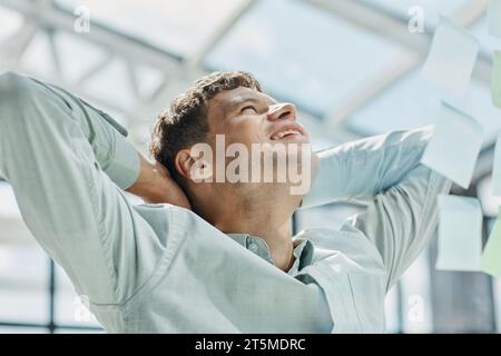 Uomo d'affari, appunti e programma di lavoro per la pianificazione dei progetti Foto Stock