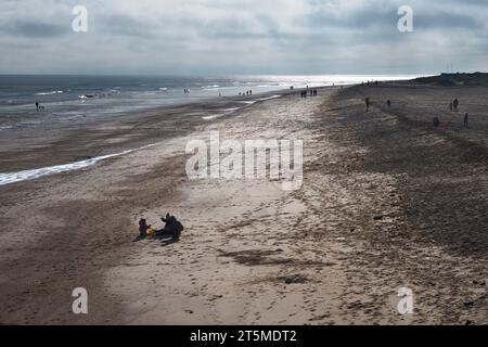 Vista a sud lungo la spiaggia di Skegness con la bassa marea Foto Stock