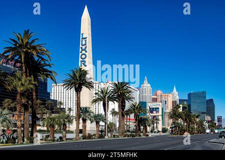 Las Vegas, USA; 18 gennaio 2023: La Las Vegas Strip, la strada dove gli hotel a tema come Luxor, Excalibur... Foto Stock