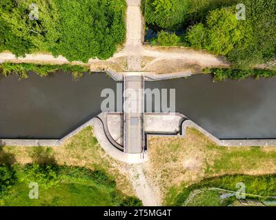 Vista aerea dall'alto verso il basso di un ponte sospeso sul canale Avon nel Berkshire Foto Stock